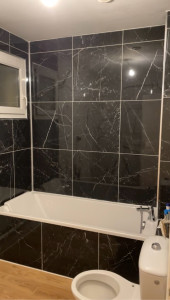 Photo de galerie - Rénovation complète salle de bain avec contour et angles en aluminium chromé 