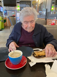 Photo de galerie - Dame de compagnie : Petit goûter gourmand en dehors de l’Ehpad 