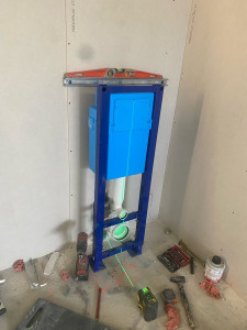 Photo de galerie - Installation bâti support pour wc suspendu 