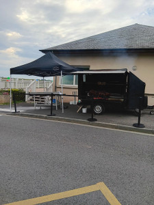 Photo de galerie - Cochon . mouton . poulet . gigot. jambon . a la broche 