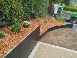 Photo de galerie - Aménagement en schistes,pavés,béton laver 