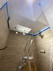 Photo de galerie - Création faux plafond et installation électrique pour une salle de bain 