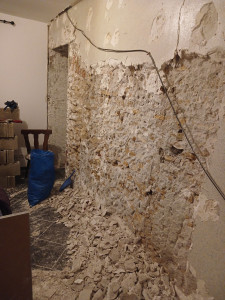 Photo de galerie - Piquage des murs anciens pour remettre en pierre apparentes avec joints à la chaux. bâtiment ancien, respect de la respiration des pierres. 