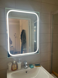 Photo de galerie - Installation de miroir avec lumière et désembuage.