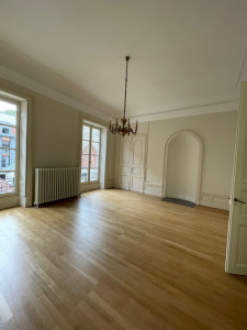 Photo de galerie - Reprise d’enduits, complément de moulures et peinture