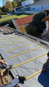 Photo de galerie - Installation d’un écran sous toiture 