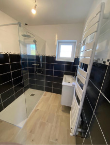 Photo de galerie - Installation bac à douche+paroi de douche+robinetterie+meubles lavabo