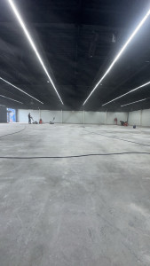 Photo de galerie - Entrepôt du magasin 4Murs livré vide, sol poncer à la machine chantier fini 