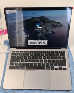 Photo de galerie - Changement d’écran sur un MacBook Air 2022
