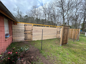 Photo de galerie - Réalisation clôture bois avec sas grillagée