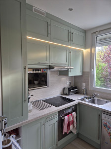 Photo de galerie - Cuisine rénovée avec création de rangement haut, garde manger et installation de leds 