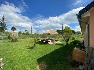 Photo de galerie - Décaissement ,pose de poutre en bois ,banc et barbecue fait maison, taille des arbustes et tonte de pelouse