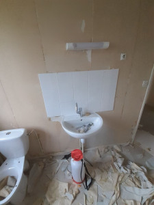 Photo de galerie - Carrelage mur salle de bain plus montage de lavabo. 