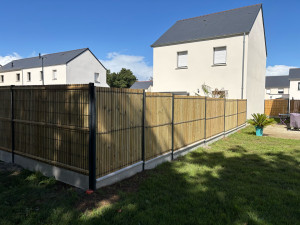 Photo de galerie - Pose clôture MRT ht 1.78m avec plaque soubassement et occultant bois 