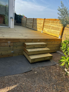 Photo de galerie - Terrasse avec escalier et espace de rangement avec ouverture + Palissadesen bois 