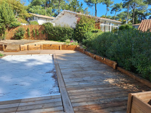 Photo de galerie - Pose d'une terrasse sur plots.
