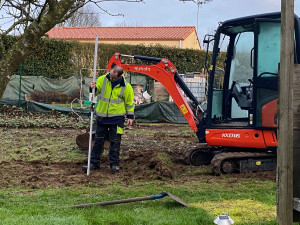 Photo de galerie - Je peux avoir des chantiers avec une manipulation de mimi pelle  soit pour la pose des claustras ou mettre de niveau le terrain ou autre selon la demande des clients.