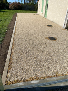 Photo de galerie - Alvéoles gravillonnage et bordures en pavés 