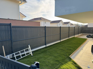 Photo de galerie - Clôture rigide avec soubassement béton,et lattes PVC 