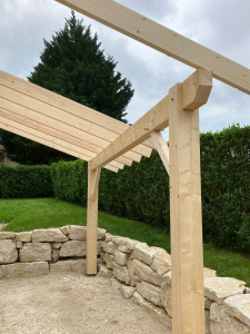 Photo de galerie - Appentis en bois charpente traditionnelle 