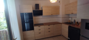 Photo de galerie - Pose cuisine Ikéa avec 6 meubles bas + 6 meubles hauts + hotte + colonne four micro-ondes + découpe plan de travail pour évier et plaque de cuisson 