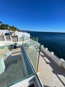 Photo de galerie - Pose d’un garde corps en verre 