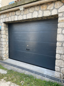 Photo de galerie - Installation d’une porte de garage basculante 