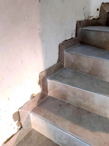Photo de galerie - Pose carrelage dans les escaliers 