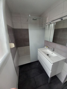 Photo de galerie - Rénovation complète d'une salle de bain, du sol au plafond en passant par l’électricité et la plomberie 
