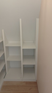 Photo de galerie - Pose sur mesure d'un meuble Ikea pour faire un dressing.

