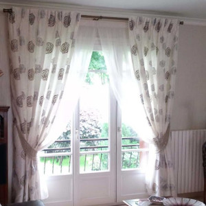 Photo de galerie - Exemple d’installation réalisée — Pose de tringle à rideaux et mise en place de rideaux propre et soignée.
Je propose mes services pour l'installation de tringles et rideaux, avec un rendu soigné comme sur la photo.