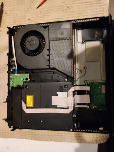 Photo de galerie - Nettoyage et changement de pâte thermique d'une PlayStation 4