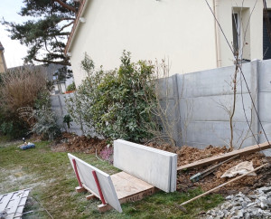 Photo de galerie - Réalisation clôture en plaque de béton 