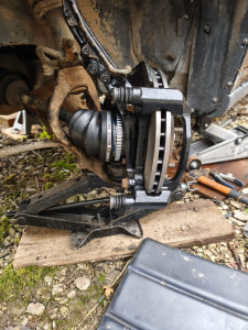 Photo de galerie - Remplacement soufflet et tête de cardan, disques et plaquettes AV, restauration porte fusée, remplacement rotule de direction et silentbloc + biellettes de barre stabilisatrice .