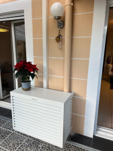 Photo de galerie - Groupe extérieur cacher avec un deco clim blanc .