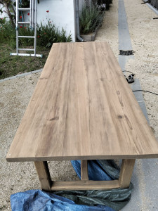 Photo de galerie - Restauration d'une table en chêne après ponçage 