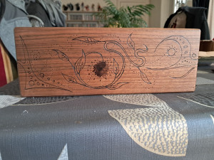 Photo de galerie - Boîte en noyer avec pyrogravure.
