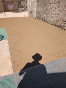 Photo de galerie - Nivelage de la terre pour un futur gazon 