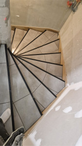 Photo de galerie - Escalier tournant : Travaux réalisés avec soin, baguettes parfaitement coupées et pose soignée et précise.