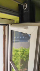 Photo de galerie - Après. Pose grille aération sur fenêtre (création de l'ouverture+ pose grille)