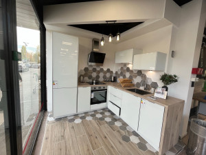 Photo de galerie - Montage et installation de meubles de cuisine (éléments bas et hauts). Assemblage précis, ajustements soignés et respect de l’alignement pour un rendu propre et fonctionnel.