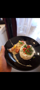 Photo de galerie - Petit saumon et sa sauce au vin blanc accompagné de riz poivronné