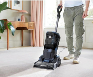 Photo de galerie - NETOYAGE MOQUETTE DANS UNE CHAMBRE D'HÔTEL