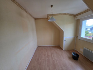 Photo de galerie - ?Avant? Remise en état complète des enduits avec reprise des murs abîmés, préparation soignée des supports, puis mise en peinture finition propre et durable.
Pose d’une nouvelle tapisserie pour apporter une touche moderne et lumineuse à la pièce.