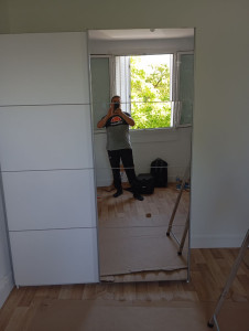 Photo de galerie - Montage d'une armoire à deux portes coulissantes 