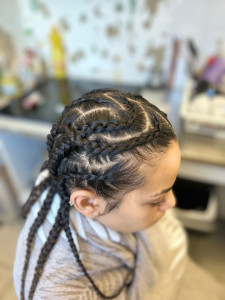 Photo de galerie - Je vous présente une coupe sur cheveux type métropolitaine, tresses, collées, cheveux naturels 