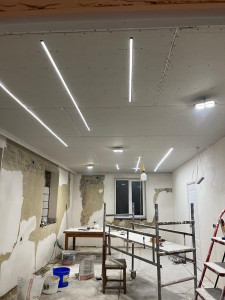 Photo de galerie - Réalisation de faux plafonds décoratifs en plaques de plâtre de haute qualité avec design moderne et intégration professionnelle de l’éclairage.