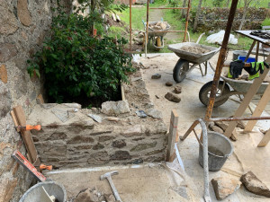Photo de galerie - En cour de réalisation d’un petit muret en pierre apparente 