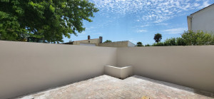 Photo de galerie - Construction d un mur de clôture avec jardinière et réalisation de l enduit 