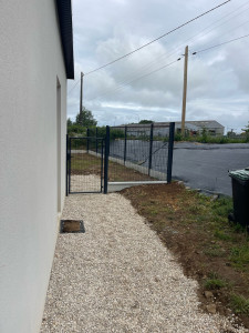 Photo de galerie - Pose de grillages avec portillon